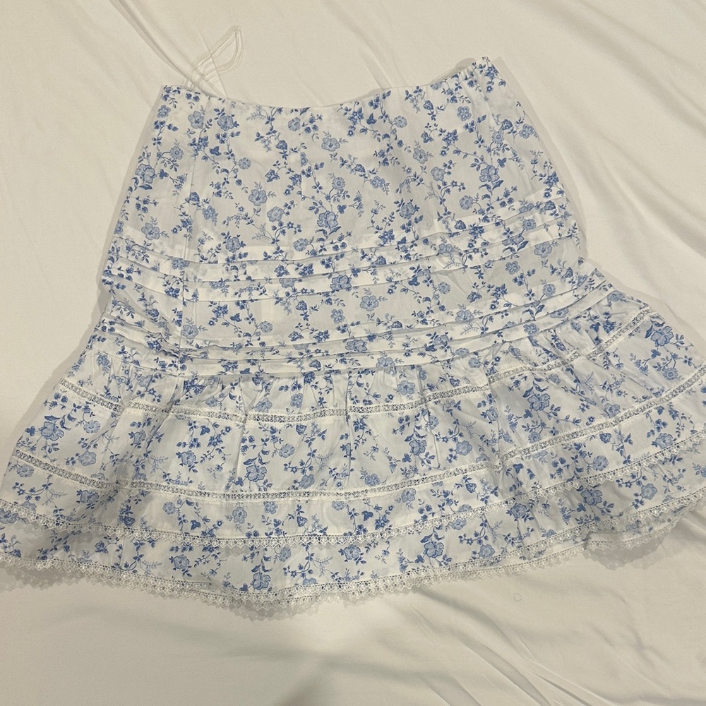 NWOT white and blue floral skirt 100% cotton size 6. Lace detailing.